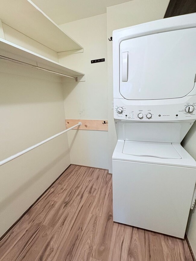 Building Photo - Lovely 2 Bedroom and 2 Bathroom Condo w/ Den! Lots of Space! *SPECIAL OFFER 1/2 Off First Month's...