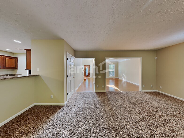 Building Photo - 1200 Evergreen Oak Way