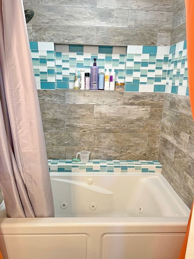 Building Photo - Wailuku Heights Executive Style 3Bed/2Bath Furnished Upstairs Home - Pool w/ cabanas - Most Utili...