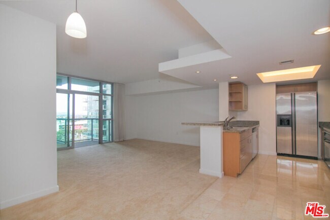 Building Photo - 13700 Marina Pointe Dr