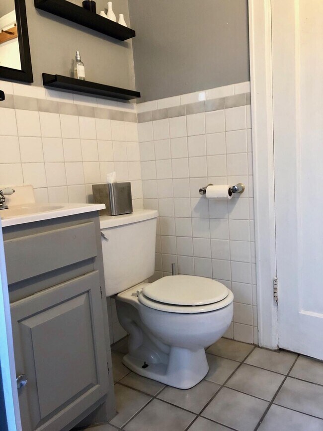 Building Photo - 1112 900 E