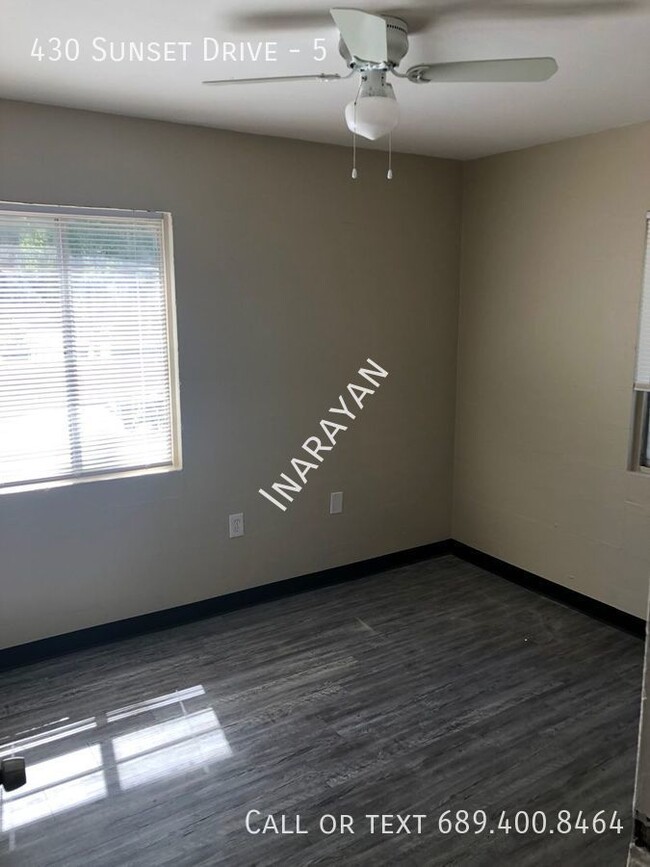 Building Photo - 2/1 Remodeled apartment. Available Now.