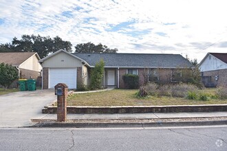 Building Photo - Four Bedroom Niceville Proper