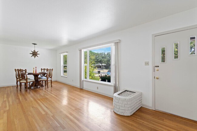 Building Photo - CONTEMPORARY HOME IN ALAMO HEIGHTS