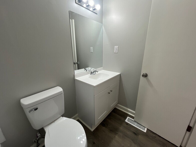 Building Photo - 102 Commanche Trl