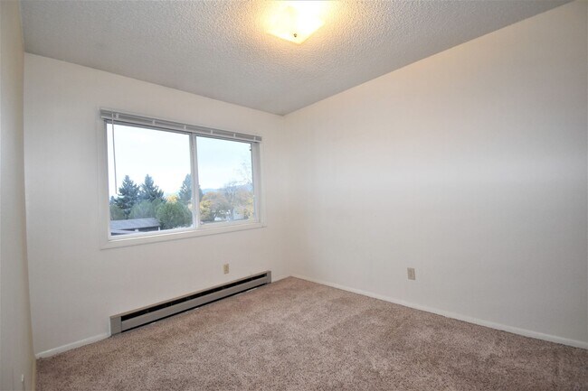 Building Photo - Great top floor 2 bed 1 bath condo, amazin...