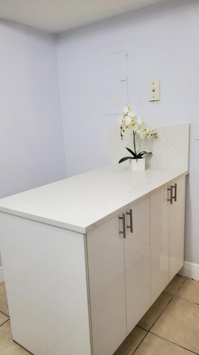 Building Photo - 721 N Pine Island Rd