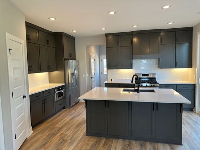 Building Photo - 2 bedroom 2.5 bath house near Dickson St. and Campus