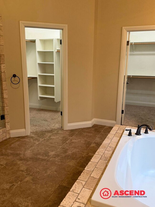 Building Photo - Stunning 4 bedroom + office in Seven Oaks!