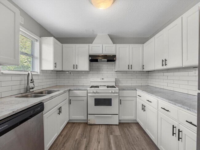 Primary Photo - 212 N Shady Oaks St