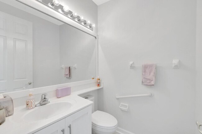 Building Photo - 7566 Pebble Shores Terrace