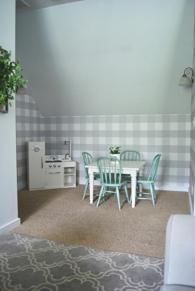 Building Photo - 555 S 800 E
