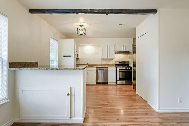 Building Photo - 8106 Windlake Dr