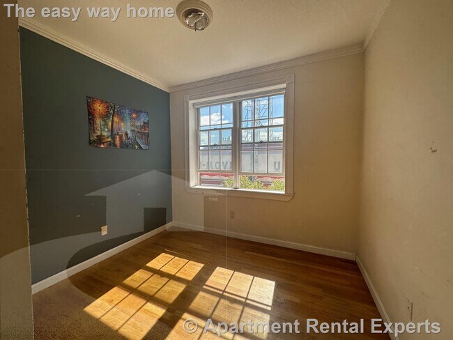 Building Photo - 4 Bishop Allen Dr