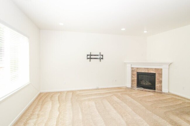 Building Photo - Spacious Rental! 3bed 3bath 2039sf 2 Car Garage A/C + Bonus Room