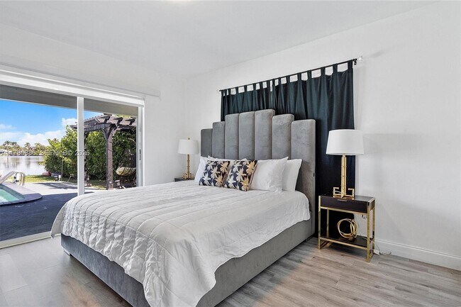 Building Photo - 2541 NE 195th St