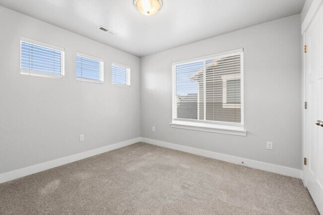 Building Photo - 6 Bedroom 3.5 Bathroom House in Saratoga Springs!