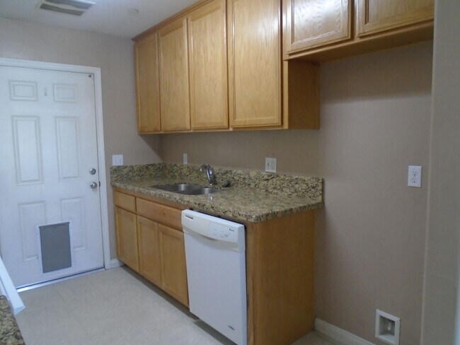 Building Photo - 620 W Day Ave