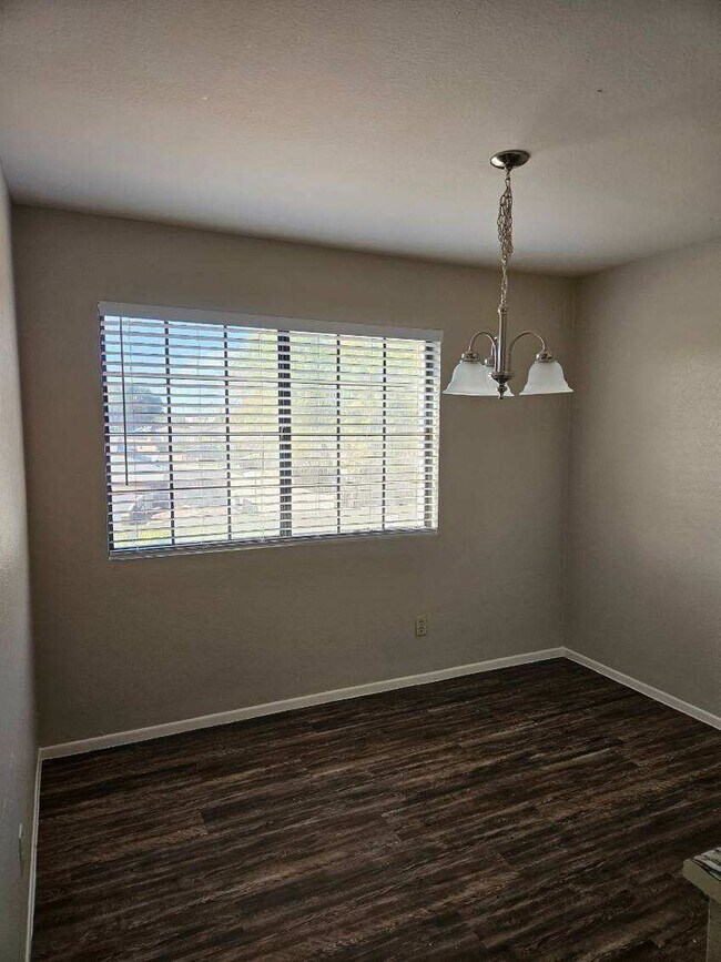 Building Photo - Fantastic 2bdrm condo Union Hills and 19th...