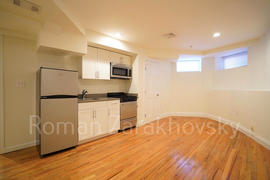 Building Photo - 10 Brainerd Rd