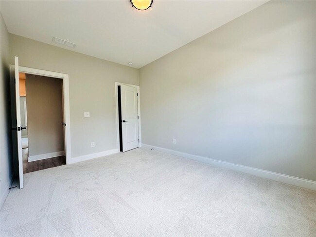 Building Photo - 2426 Lakeshore Ln