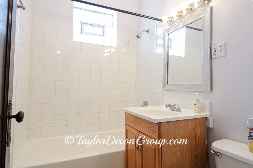 Building Photo - 3863 W Maypole Ave
