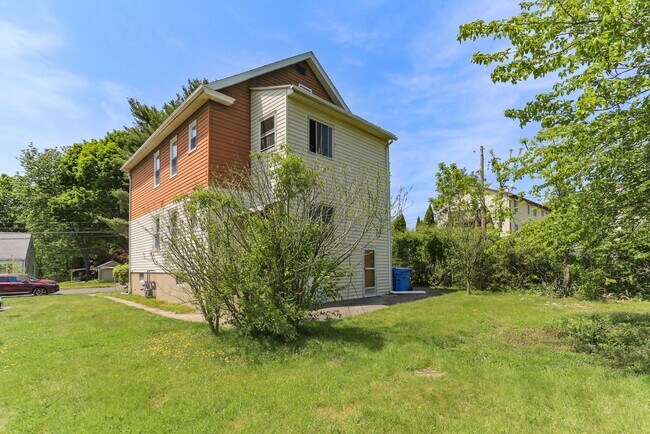 Building Photo - 139 Albany Ave