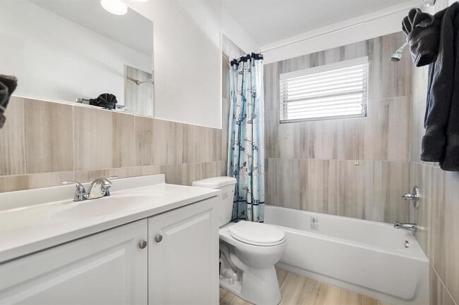 Building Photo - 2501 NE 12th St