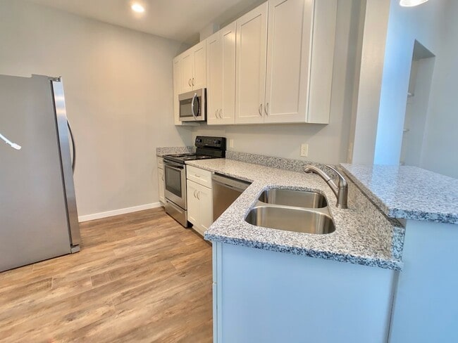 Building Photo - 207 E 4th St