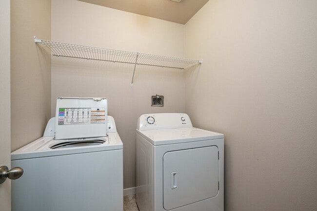 Building Photo - Easy I-205 Access - 3 Bedroom 2.5 Bath Townhouse
