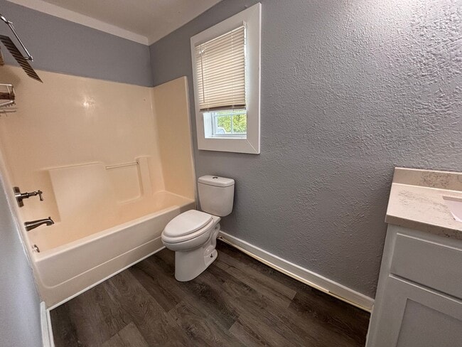 Building Photo - 3 Bedrooms, 2 Bathrooms - Home in Celenease!
