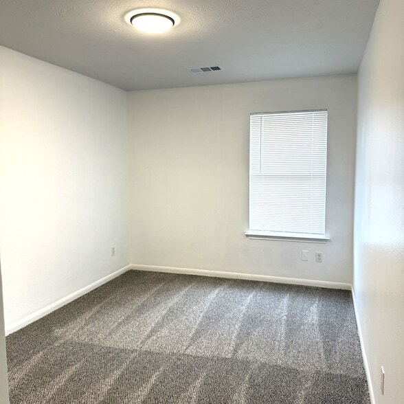 Building Photo - 19851 Laurel Trail Dr