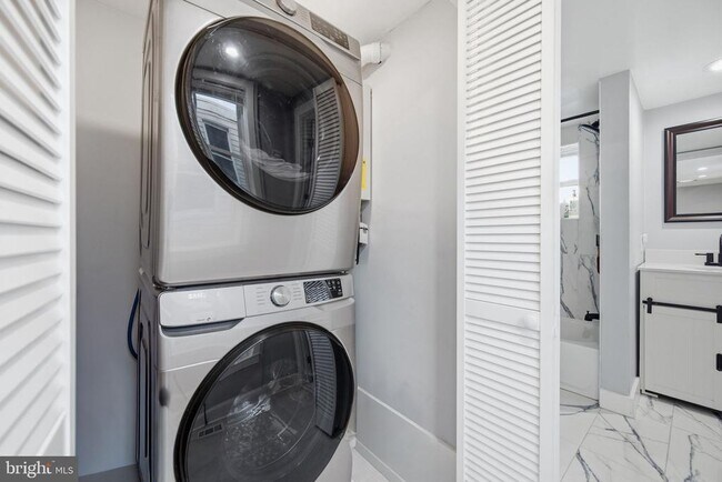 Building Photo - 1015 Riverside Ave