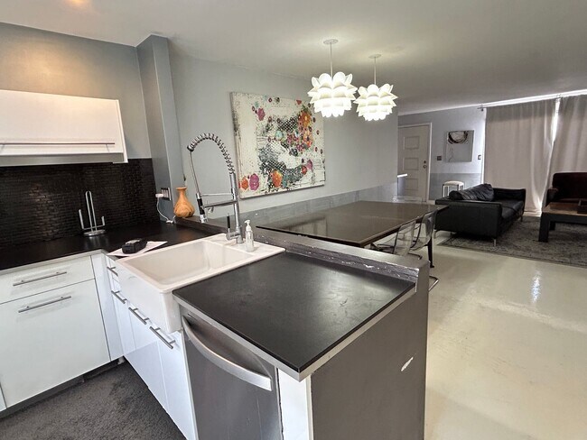 Building Photo - Stunning updated 2 Bedroom, 2 Bathroom, 2 car garage in heart of downtown Scottsdale