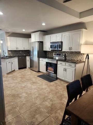 Building Photo - 16235 Red Wood Cir N