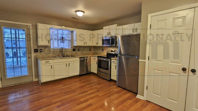 Building Photo - 1042 Waterford Cir