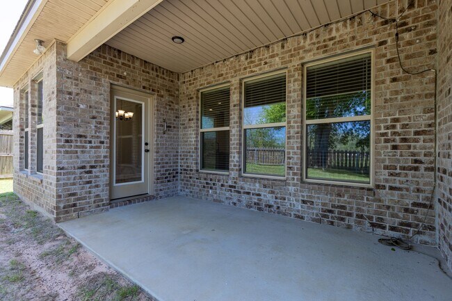 Building Photo - 3 Bedrooms / 2 Bathrooms in Silverhill! Mid-August