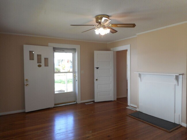 Building Photo - 4 Bedroom Near Downtown & Winthrop! ***REN...