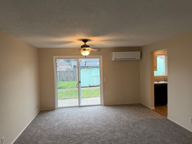 Building Photo - COMING SOON! 3 bedroom, 1.5 bath house in Eugene!