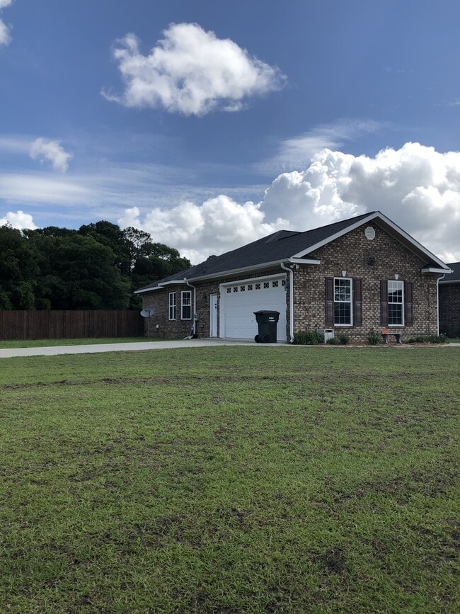 Building Photo - Spacious and Charming 3-Bedroom Home - Ludowici, GA