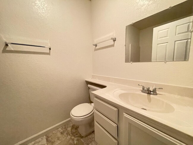 Building Photo - $1,200 Rent BHCRENT.COM 2 bed 2 bath with ...