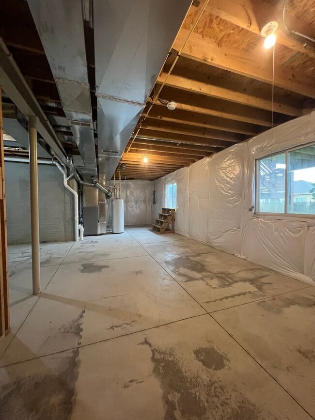 Building Photo - Must See Elkhorn Home!!