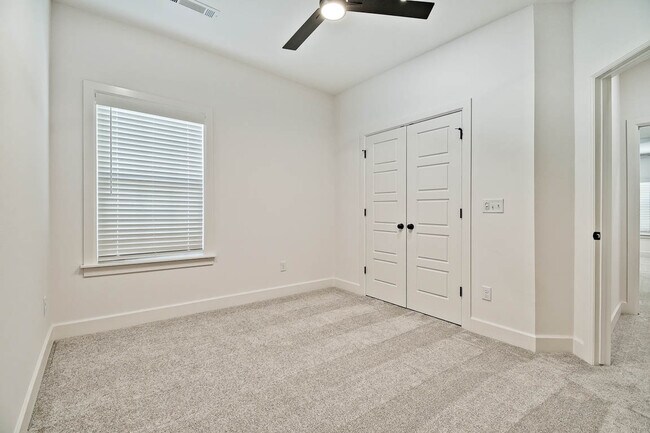Building Photo - 502 W Persimmon St