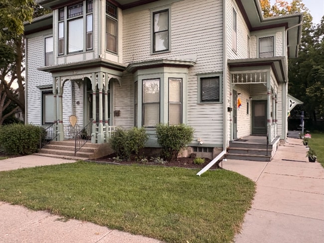 Building Photo - 722 Chapin St