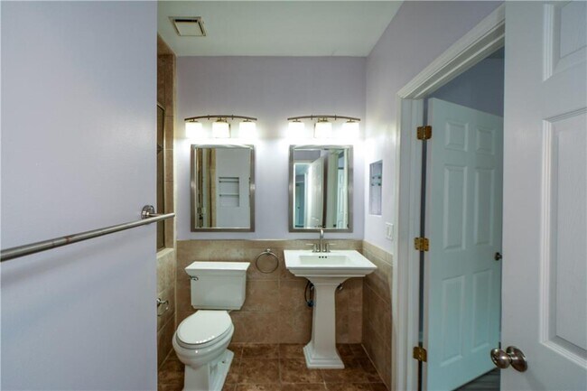 Building Photo - 955 Juniper St NE