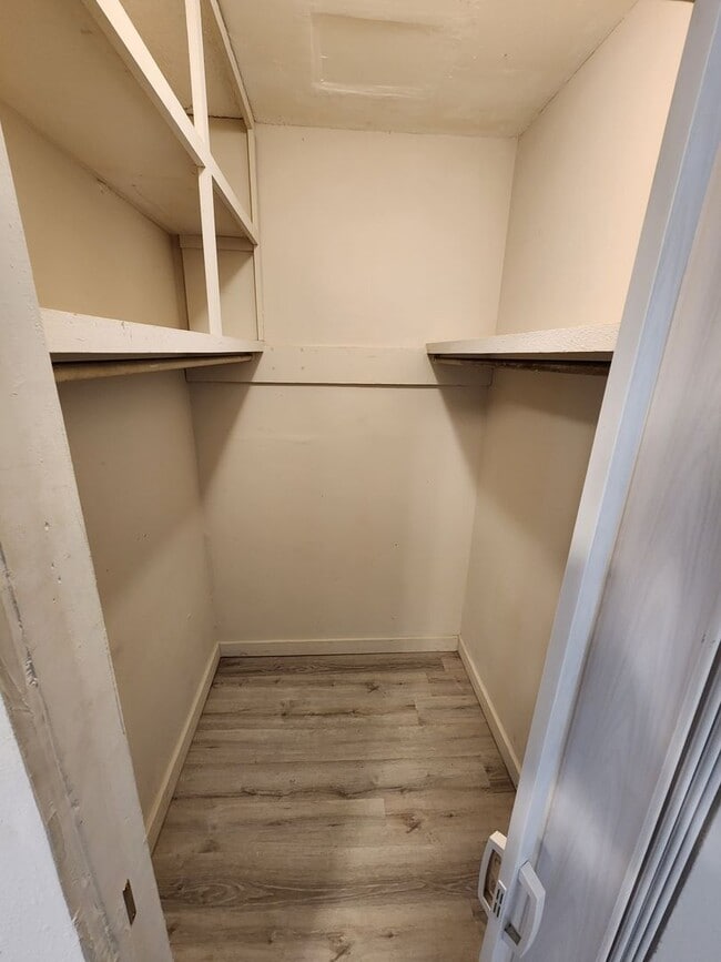 Building Photo - Spacious 1-Bedroom, 1-Bathroom Home AVAILA...