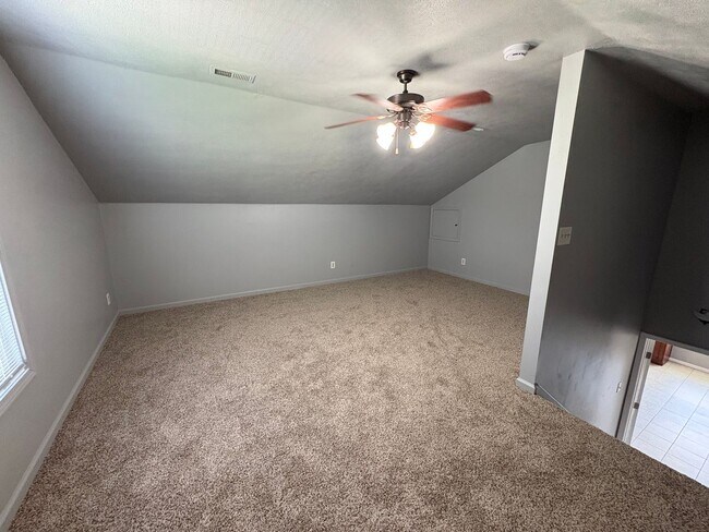 Building Photo - Charming & Spacious Large Home with Bonus Room