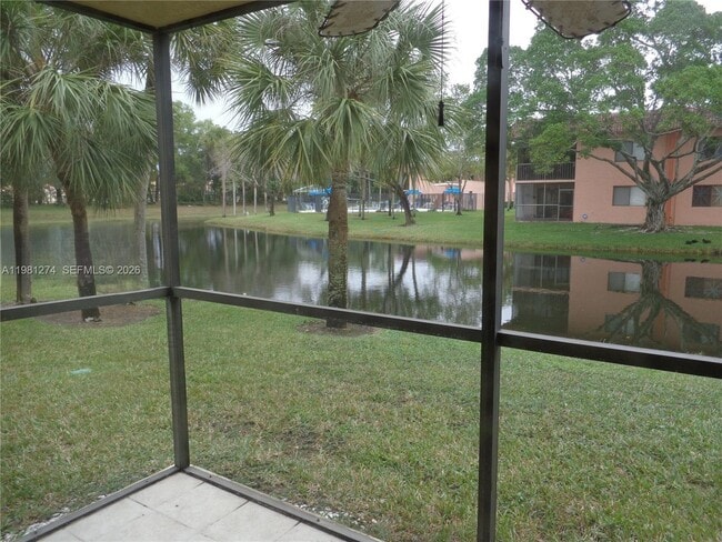 Building Photo - 305 Lakeview Dr