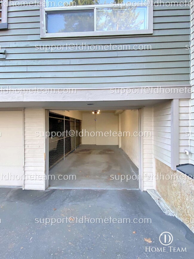 Building Photo - Luxurious 1-Bedroom Condo with Scenic Views and Modern Amenities in Bellevue, WA!