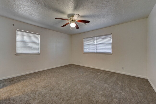 Building Photo - 1202 Benson Dr